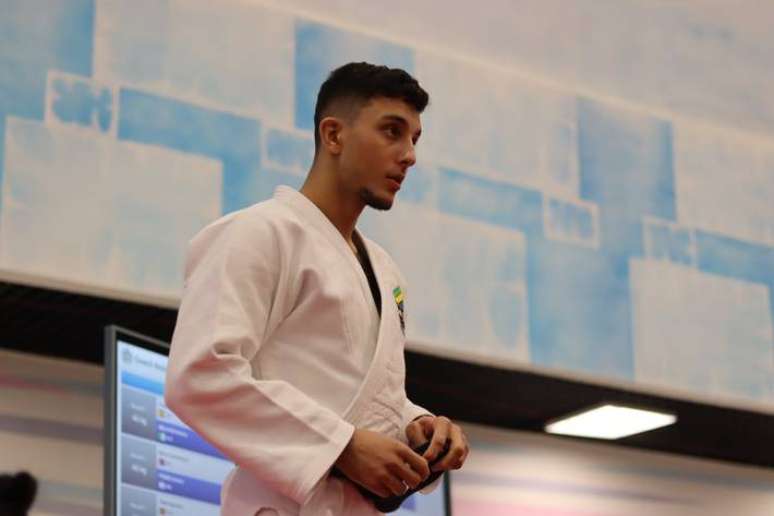 O judoca brasileiro Guilherme Schimidt, atual n&uacute;mero 4 do mundo, n&atilde;o confirmou seu favoritismo e foi derrotado logo nas oitavas de finais do Mundial.