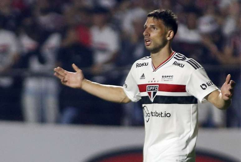 Jogador argentino saiu bravo após a derrota para o Glorioso (Foto: Miguel Schincariol / AFP)