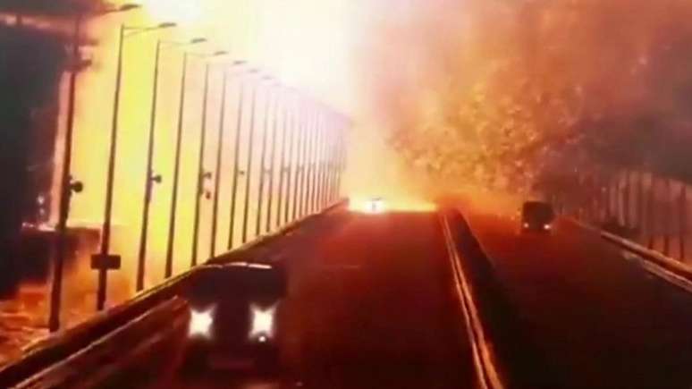 Cenas da parte da ponte incendiada após explosão; Rússia não culpou diretamente a Ucrânia, que tampouco assumiu responsabilidade