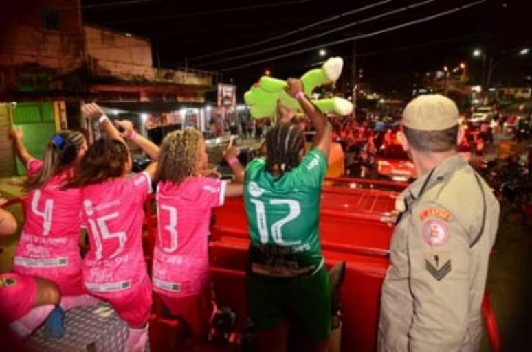 Meninas do Sapo do Camará também desfilaram em carro aberto (Foto: Jonathas Fabrício/ Taça das Favelas)