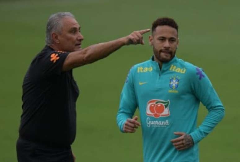 Tite passando orientação a Neymar em treino (Foto: CARL DE SOUZA / AFP)