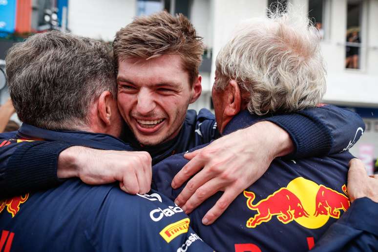 Max Verstappen celebra com Christian Horner e HJelmut Marko, os chefes da Red Bull