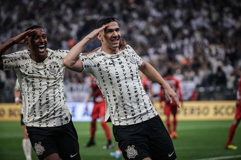 Corinthians poupa titulares e é pragmático para bater o Athletico-PR no Brasileirão