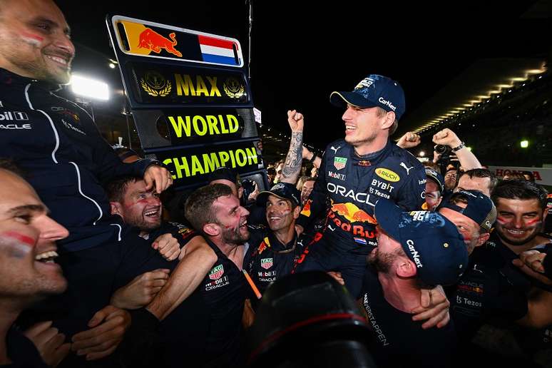 Verstappen comemora o bicampeonato com a equipe. 