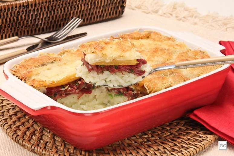 Arroz de forno com carne-seca e banana &ndash; Foto: Guia da Cozinha