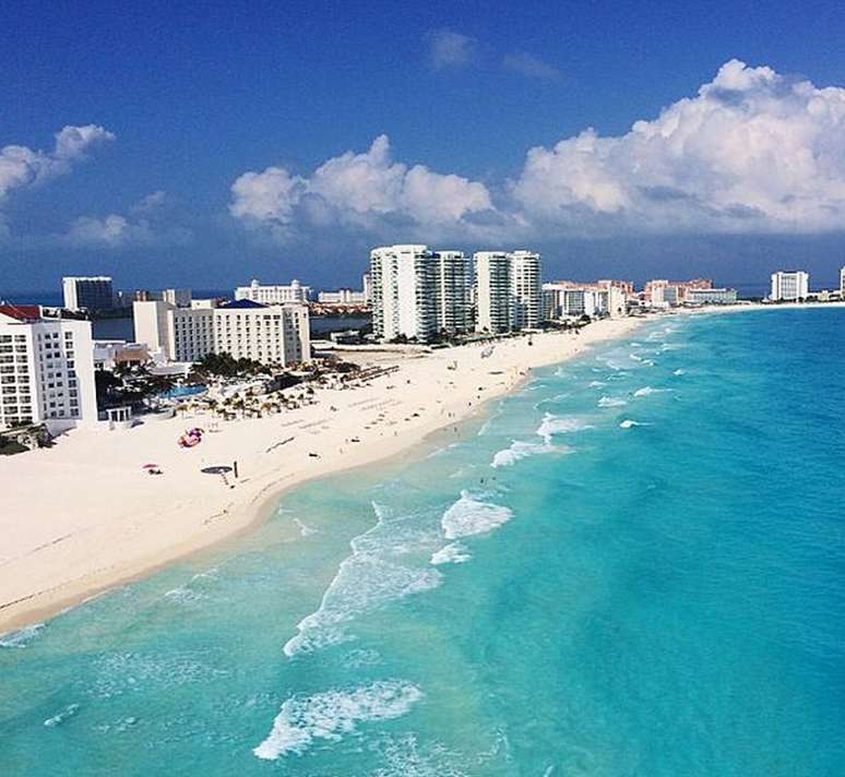 E o turismo voltado para a natureza, com destaque para as belas praias de Canc&uacute;n, sempre muito procuradas por turistas de v&aacute;rias partes do mundo.