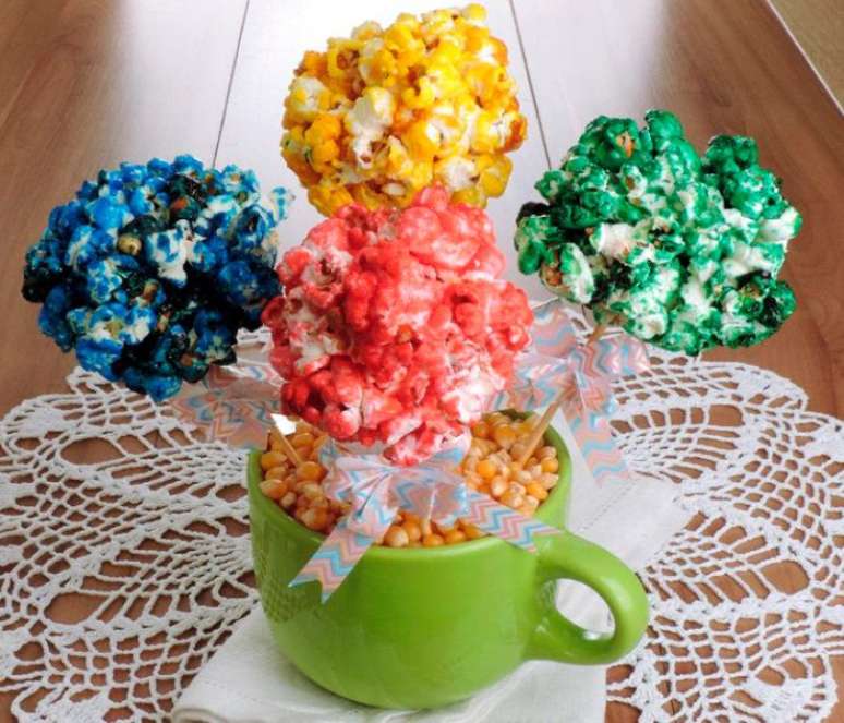 Pipoca colorida no palito –