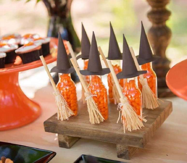 74. Potinhos de vidro personalizados para decora&ccedil;&atilde;o de mesa Dia das Bruxas &ndash; Foto: Dicas de Mulher