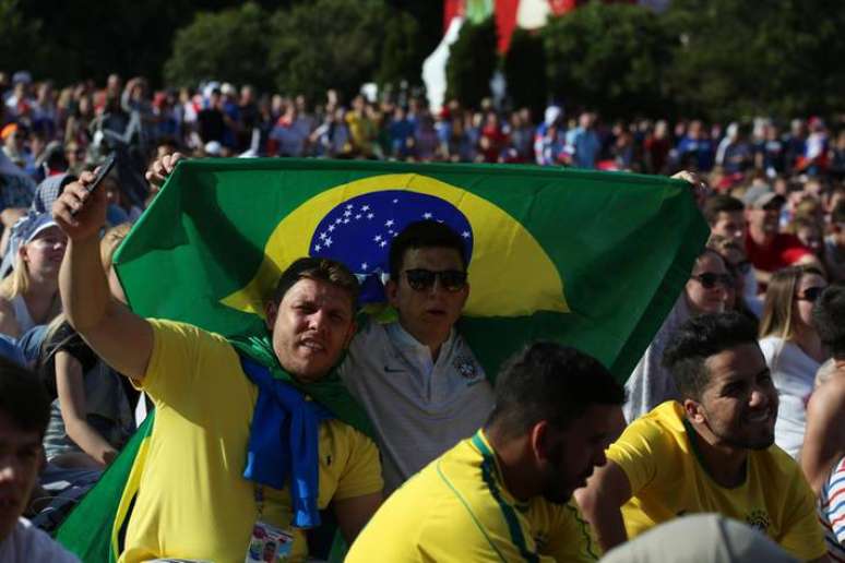Torcedores brasileiros assistem ao jogo entre R&uacute;ssia e Uruguai pelos tel&otilde;es da festa oficial da Fifa, a Fan Fest, em Moscou, na Copa de 2018.