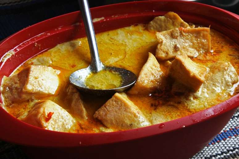 Tofu com molho de coco &ndash; Foto: Guia da Cozinha