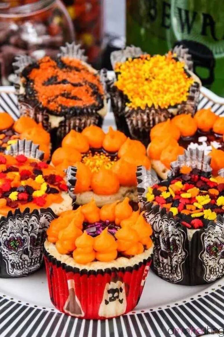 77. Forminhas de doces decoradas com caveira mexicana para festa de Halloween &ndash; Foto: Amother Thing