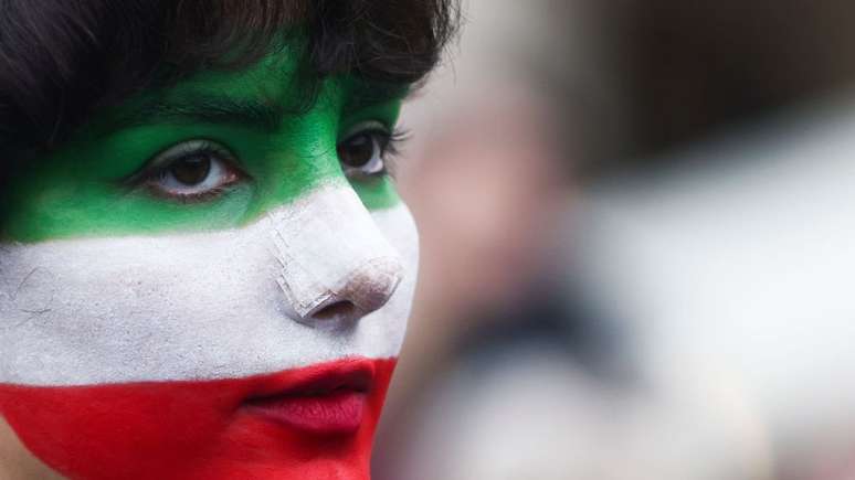 Vários países ao redor do mundo mostraram sua solidariedade com os protestos no Irã. Na imagem, uma mulher durante um protesto na Polônia