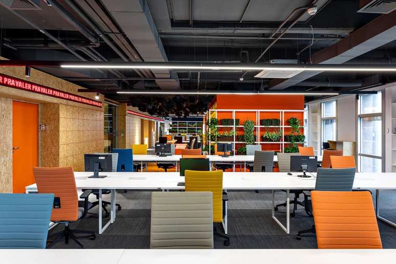 38. Escrit&oacute;rios modernos com cadeira colorida &ndash; Foto Estudio Guto Requena