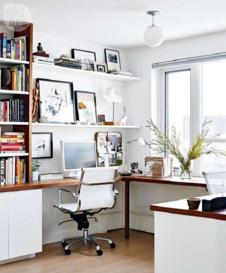 71. Use a cadeira ergonômica branca para mesa de escritórios modernos – Foto Carla Bast
