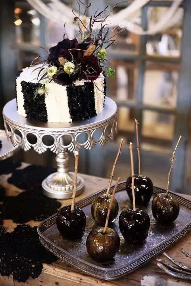 19. A flores escuras e ma&ccedil;as com calda preta s&atilde;o perfeitas para a decora&ccedil;&atilde;o de Festa de Dia das Bruxas &ndash; Foto: Assetproject