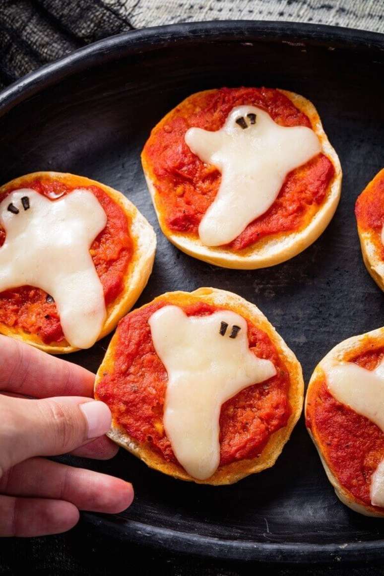 10. Mini pizza personalizada para incrementar a decora&ccedil;&atilde;o de mesa Dia das Bruxas &ndash; Foto: Halloween Ideas
