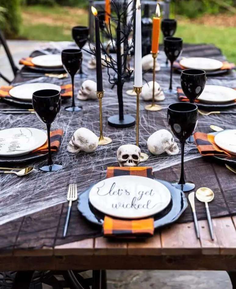 46. Que tal investir em cr&acirc;nios para personalizar a sua decora&ccedil;&atilde;o de mesa de Halloween &ndash; Foto: Dcore Voc&ecirc;