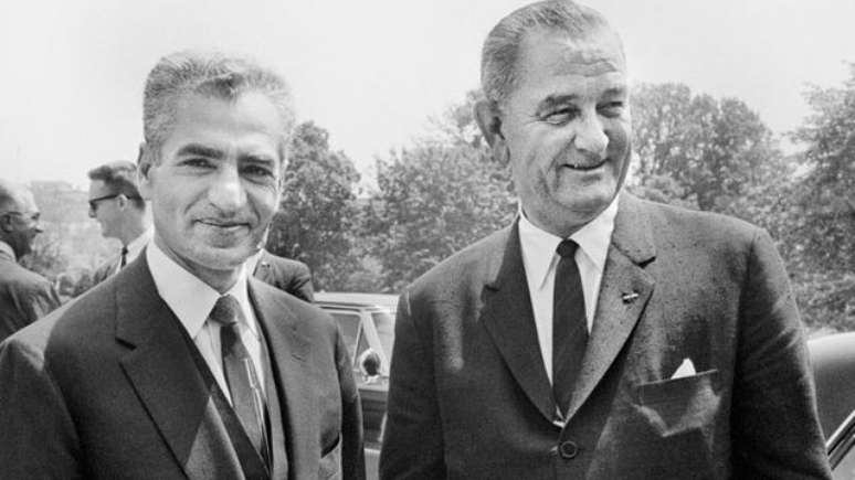 Reza Pahlavi aproximou o Ir&atilde; dos EUA (na foto, o x&aacute; aparece com o presidente Lyndon Johnson)