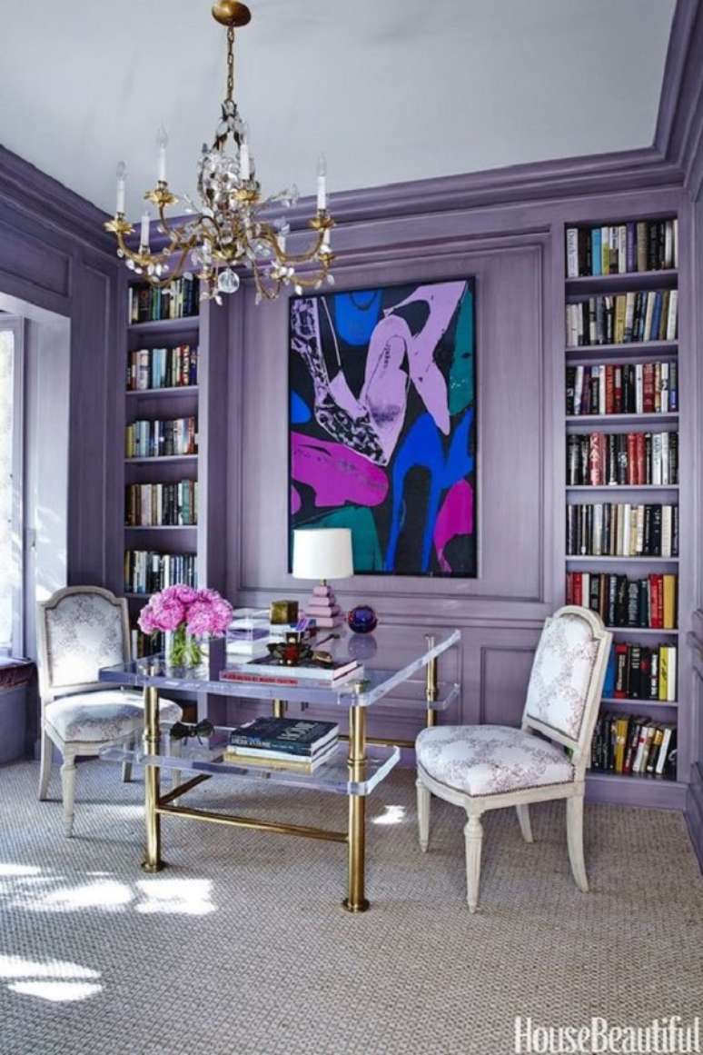 33. Escrit&oacute;rio modernos com parede roxa &ndash; Foto House Beautiful