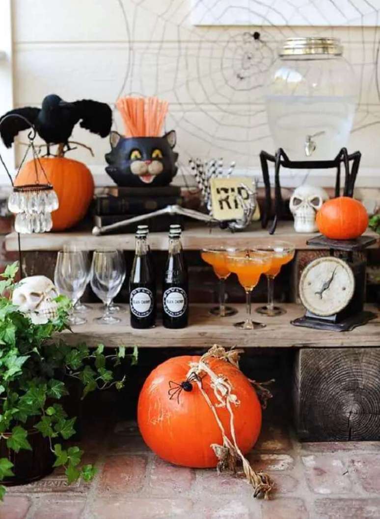 60. Decora&ccedil;&atilde;o de festa de Dia das Bruxas r&uacute;stica com cabe&ccedil;a de caveira e boneco de corvo &ndash; Foto: Organize & Decore