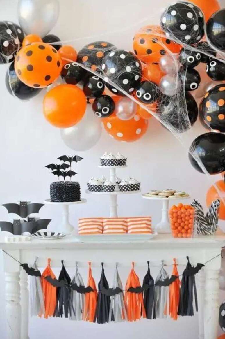 61. Dia das Bruxas: decora&ccedil;&atilde;o simples de mesa de Halloween &ndash; Foto: Keep Cool New Mom