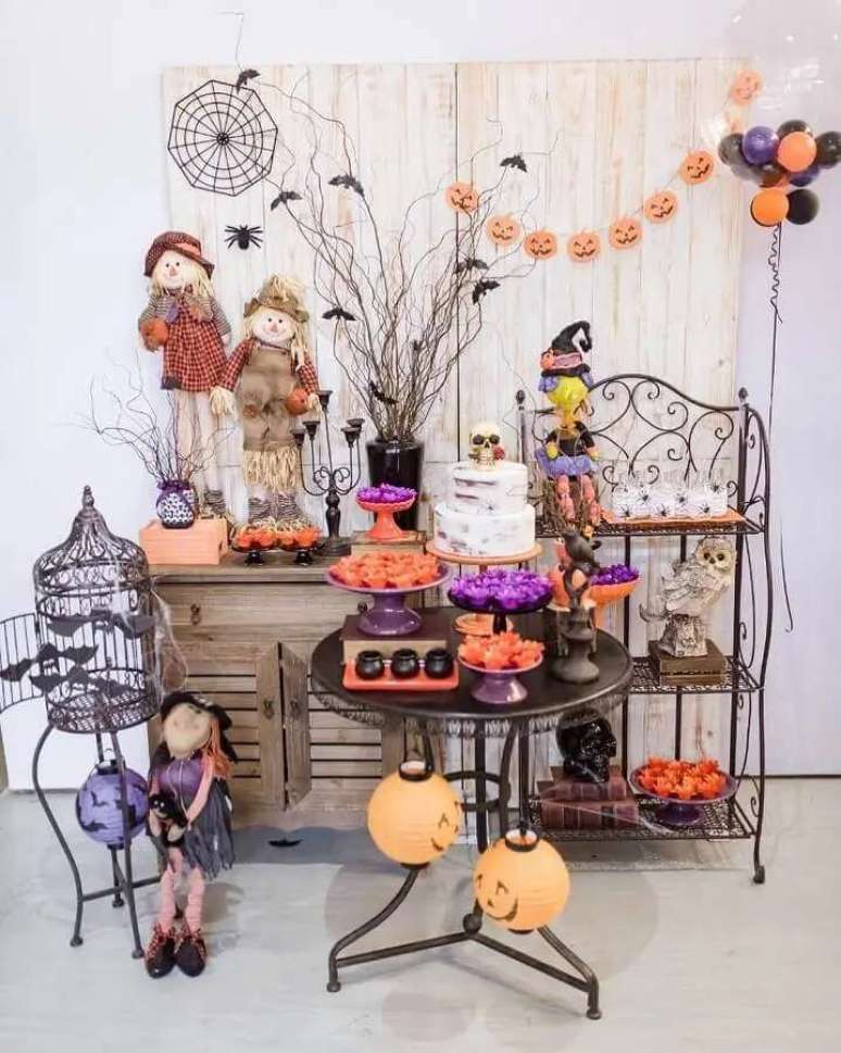 59. Decora&ccedil;&atilde;o r&uacute;stica de mesa Dia das Bruxas com espantalhos &ndash; Foto: Dicas de Mulher