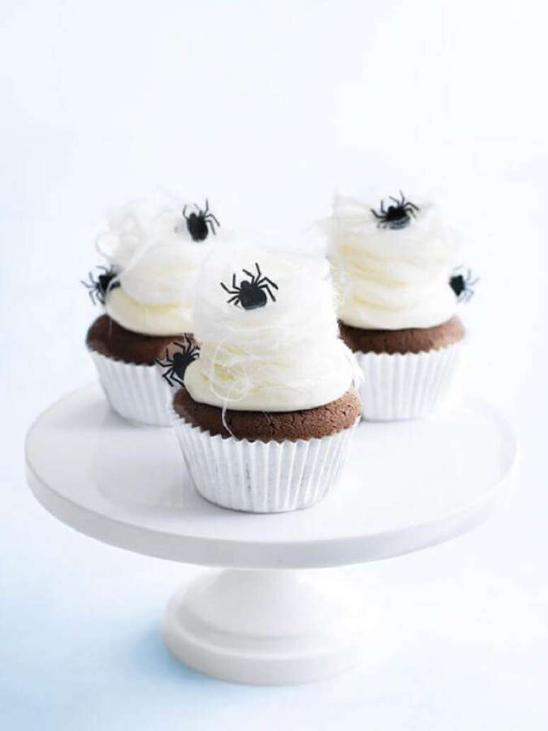 34. As aranhinhas deixaram um toque divertido no cupcake decorado para festa de Halloween &ndash; Foto: Wee Birdy