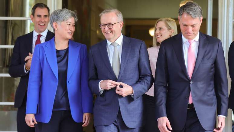 Anthony Albanese (centro) com alguns de seus ministros, Jim Chalmers, Penny Wong, Katy Gallagher e Richard Marles