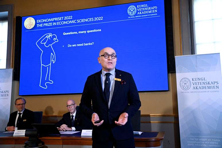 Membros da Academia Real das Ciências da Suécia apresentam o Prêmio Nobel de Ciências Econômicas de 2022