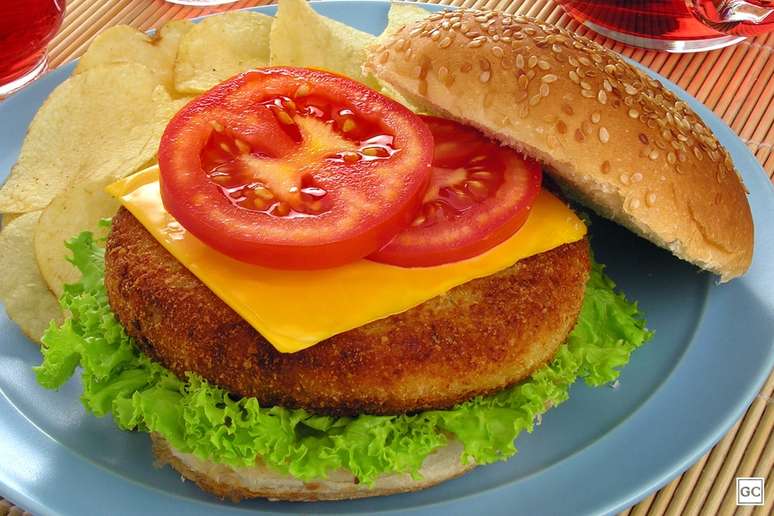 Também dá para se deliciar com esse hambúrguer de peixe – Foto: Guia da Cozinha
