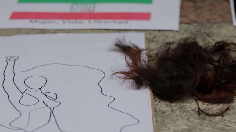 Muitas mulheres apareceram cortando o cabelo em diferentes manifestações ao redor do mundo