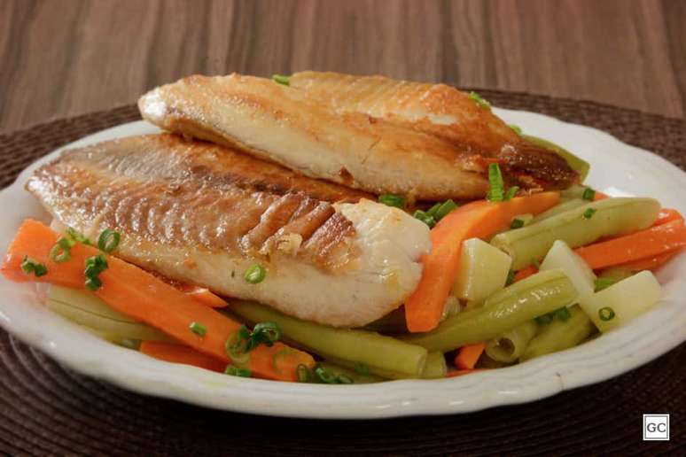 Para quem quer um jantar nutritivo, aposte na tilápia grelhada com legumes – Foto: Guia da Cozinha