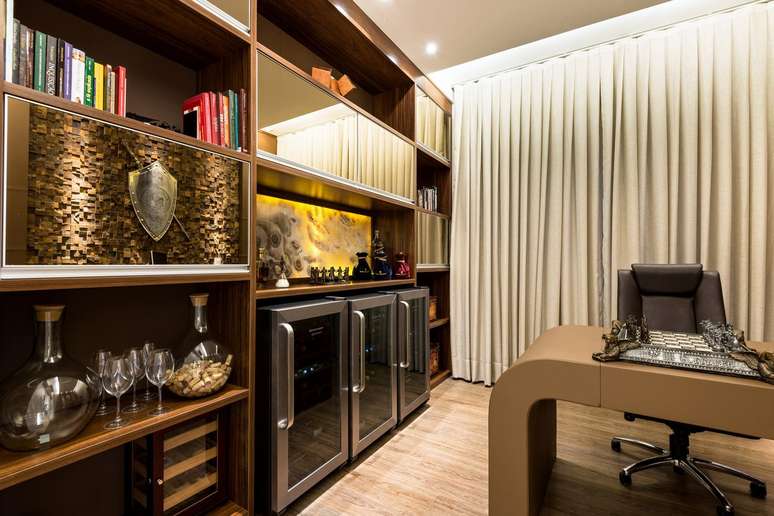 52. Estante planejada para escrit&oacute;rios modernos &ndash; Foto Iara Kilaris