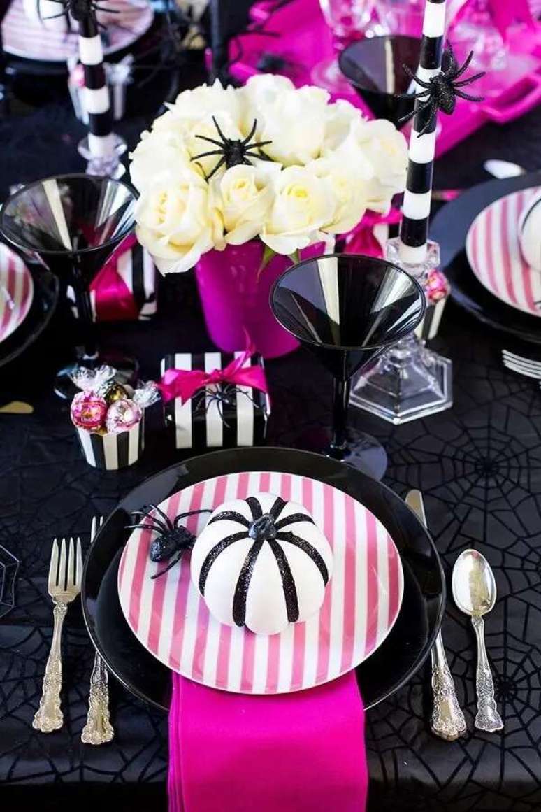 52. Linda mesa decorada para festa de Halloween em preto e rosa com aranhas de brinquedo &ndash; Foto: Why Santa Claus