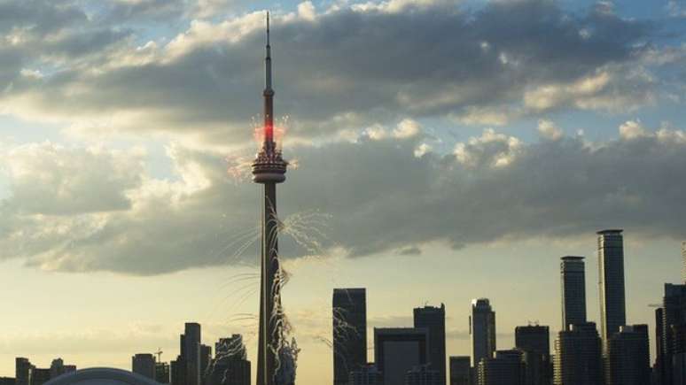 A famosa torre CN, em Toronto, &eacute; usada para transmiss&otilde;es de r&aacute;dio e TV, setor muito desenvolvido no Canad&aacute;