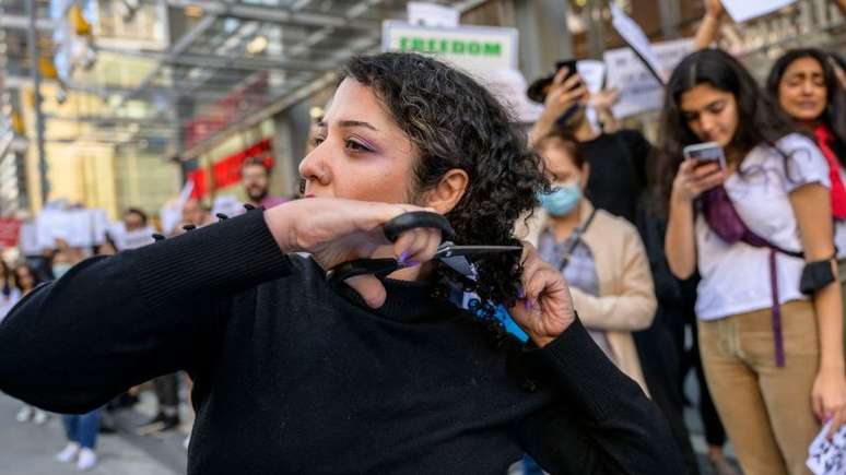 Muitas mulheres no mundo mostraram seu apoio aos protestos no Irã cortando o cabelo nas redes sociais. Mas o que significa esse gesto?
