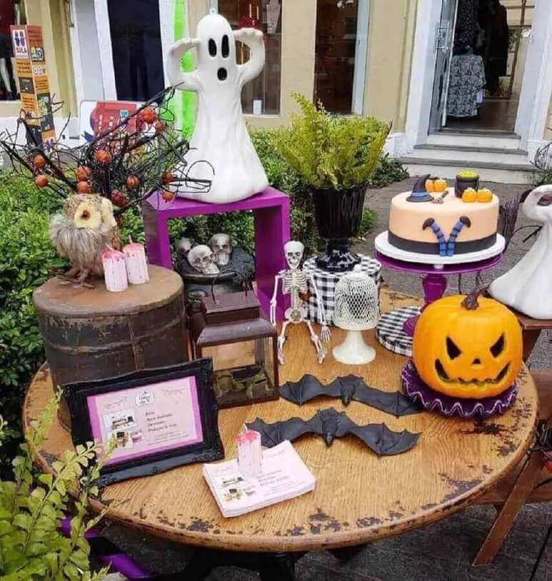 84. Dia das Bruxas: mesa de Halloween decorada com Jack-O-Lantern e fantasma de brinquedo &ndash; Foto: Cakes da F&ecirc;