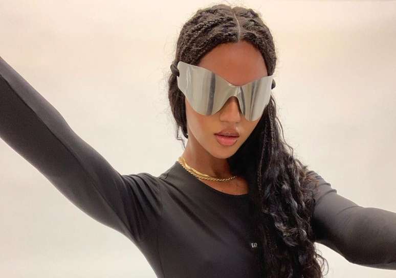 Juliana Nalú posa para campanha de óculos da marca de Kennye West 