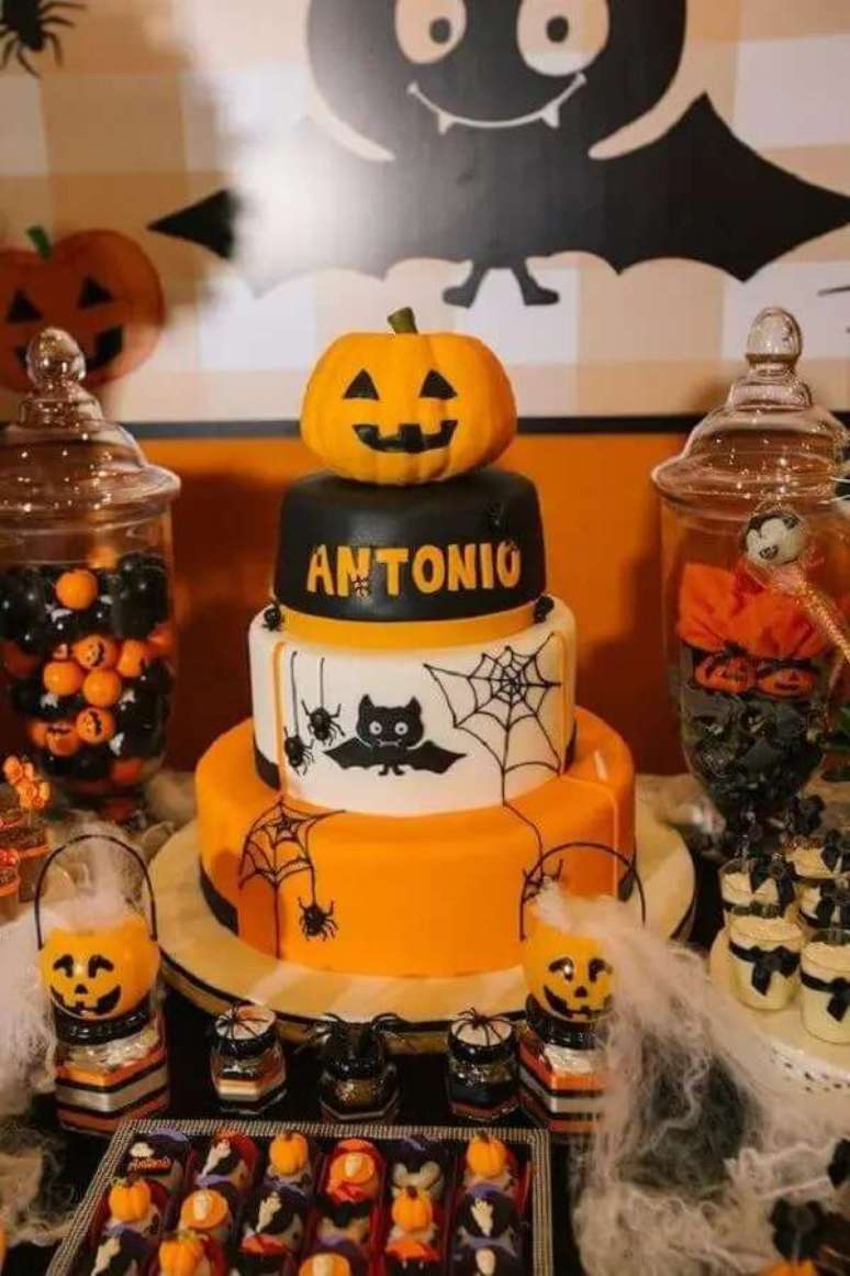 21. Bolo personalizado de 3 andares com ab&oacute;bora no topo para decora&ccedil;&atilde;o de mesa Dia das Bruxas &ndash; Foto: Papo Glamour