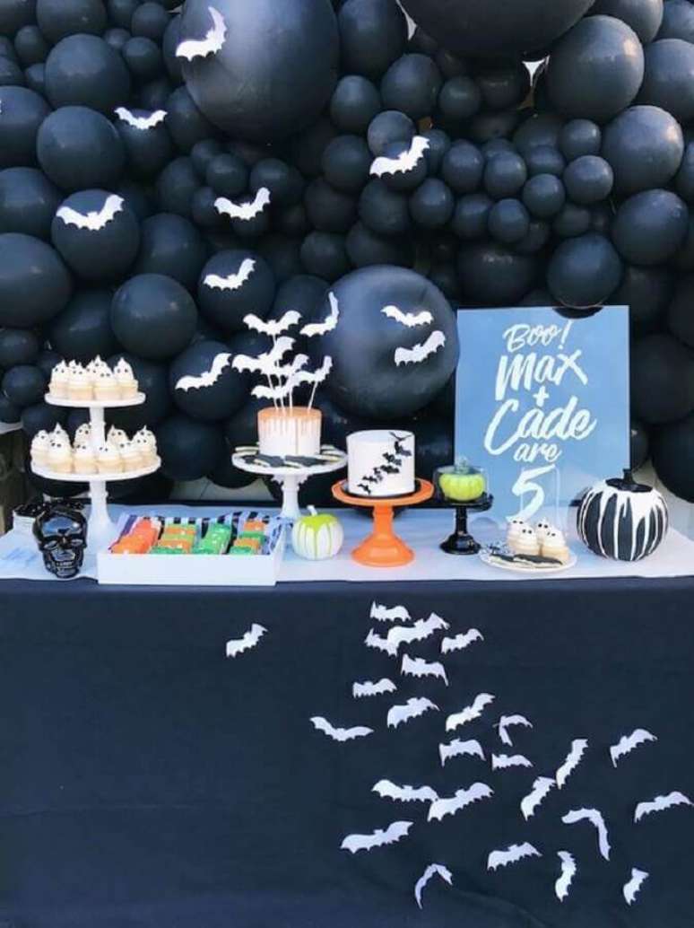 55. Painel com bal&otilde;es pretos e morcegos brancos para decora&ccedil;&atilde;o Dia das Bruxas &ndash; Foto: Kara&rsquo;s Party Ideas