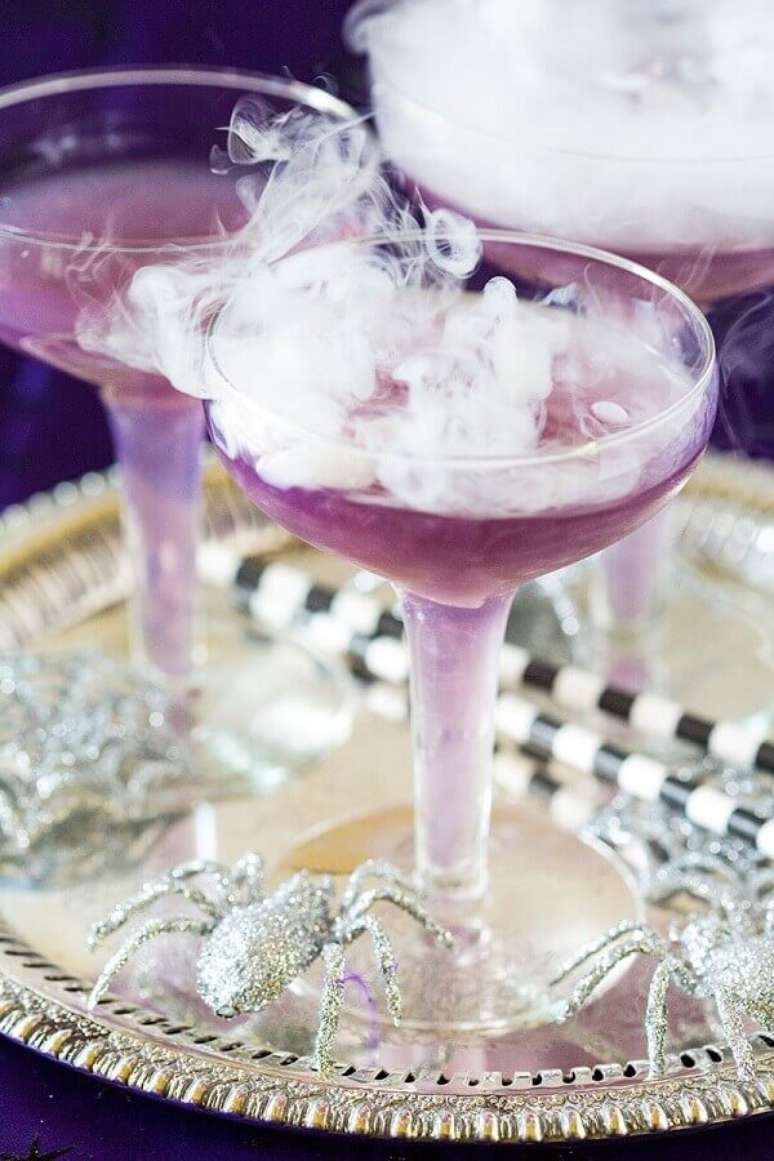 14. Ideia de bebida personalizada para festa de Dia das Bruxas &ndash; Foto: Brit + Co