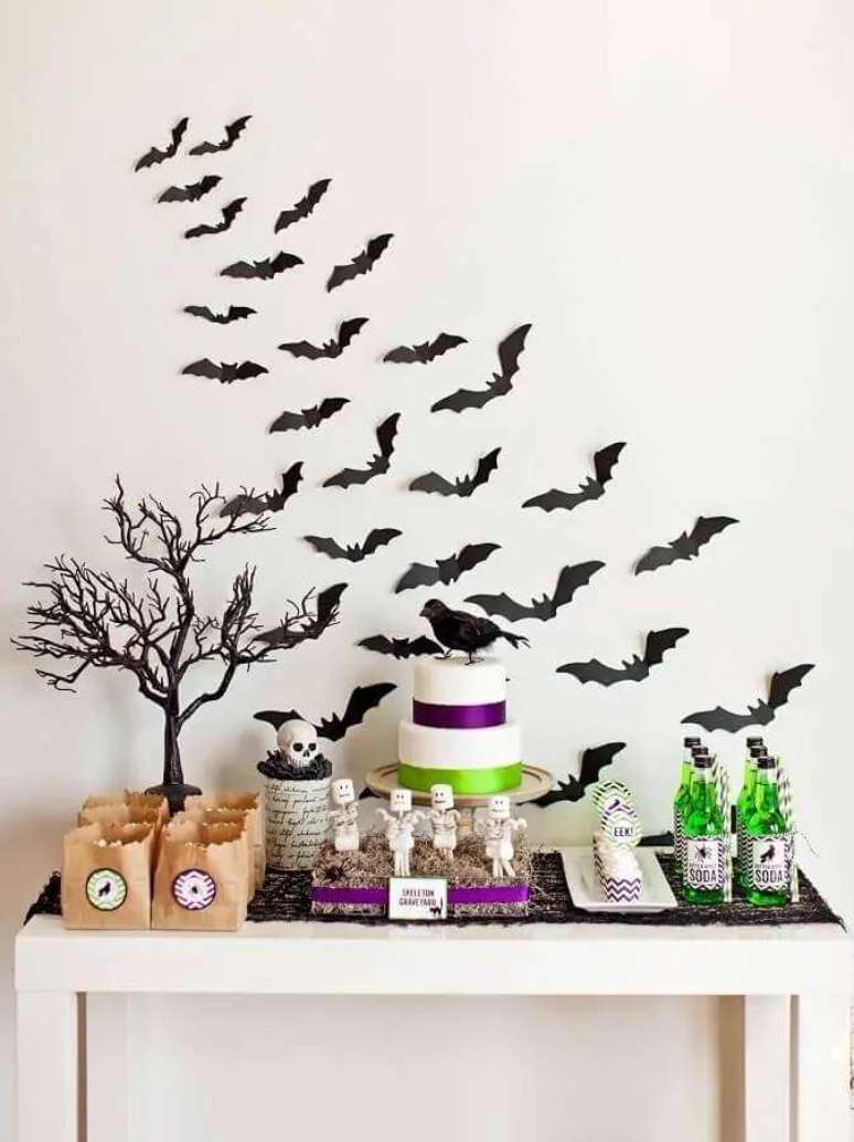 44. Dia das Bruxas: decora&ccedil;&atilde;o simples para festa de Halloween com morceguinhos de papel na parede e bolo 2 andares &ndash; Foto: Dino Planet