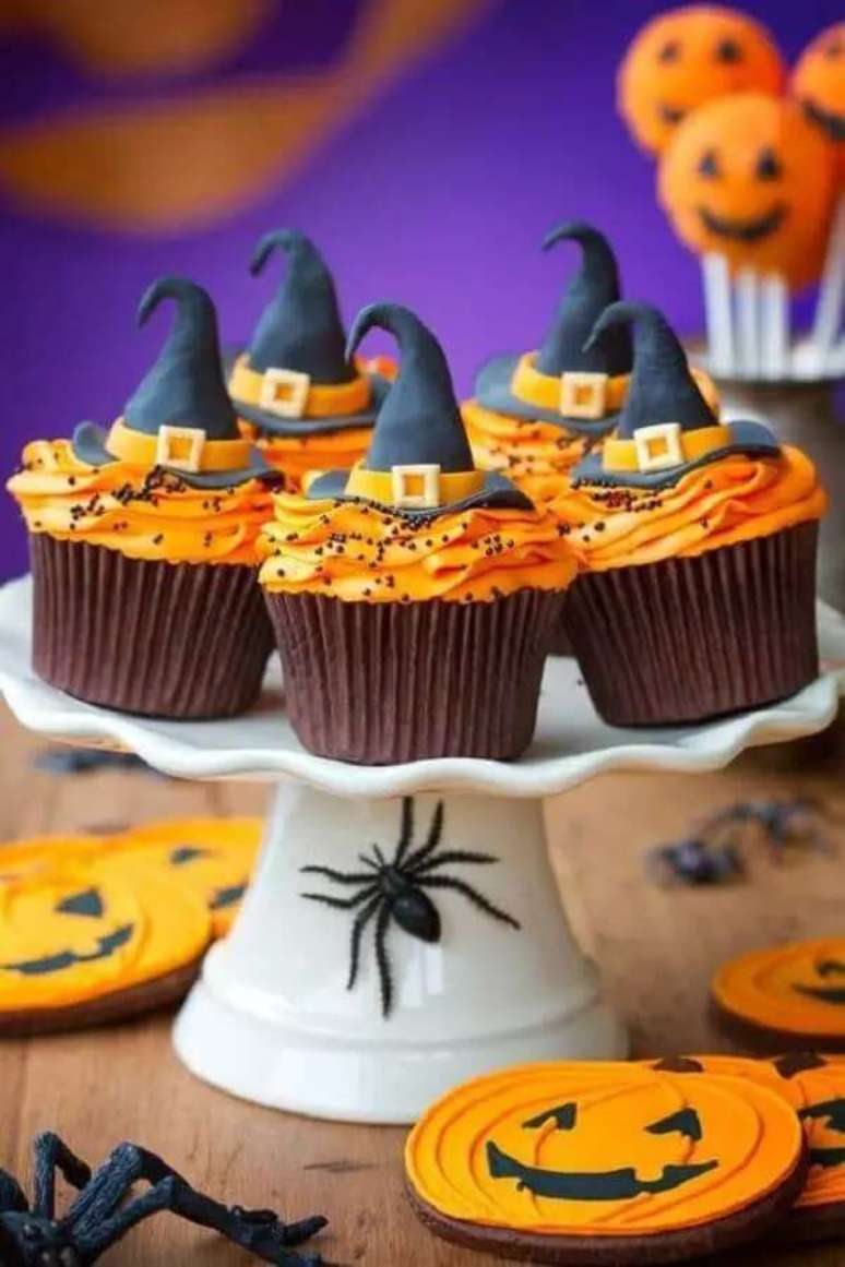 45. Lindos cupcakes decorados com chapeuzinhos para decora&ccedil;&atilde;o de festa de Dia das Bruxas &ndash; Foto: Musely