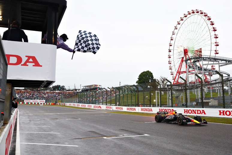 No momento em que recebeu a quadriculada no Jap&atilde;o, Verstappen ainda n&atilde;o era bicampe&atilde;o mundial 