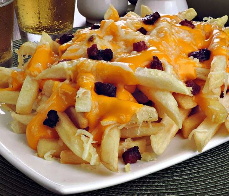 Batata frita com cheddar, bacon e parmesão –