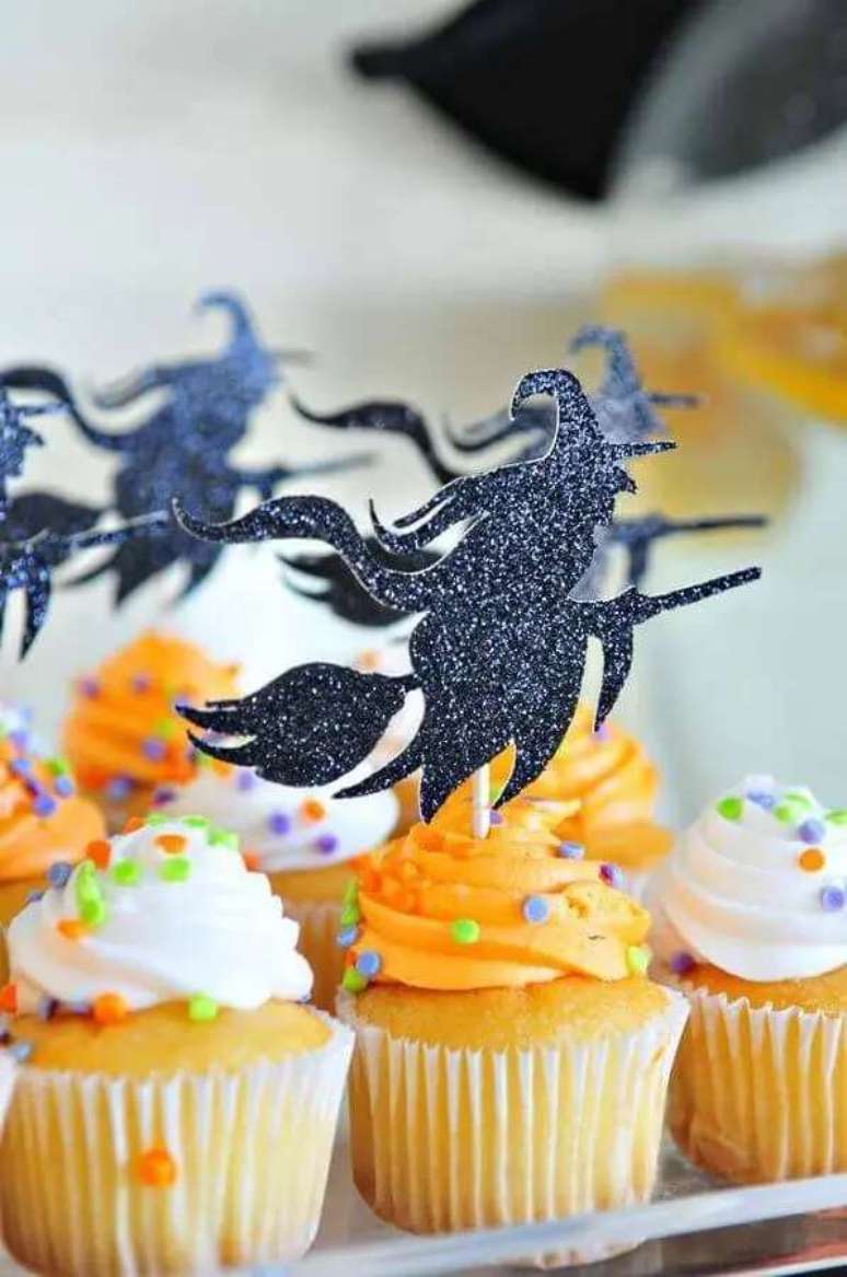 26. Bruxinhas de papel em cupcakes simples para decora&ccedil;&atilde;o de festa de Dia das Bruxas &ndash; Foto: Halloween Ideas