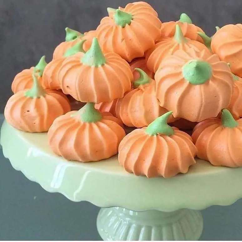 90. Suspiros em formato de ab&oacute;bora para decora&ccedil;&atilde;o Dia das Bruxas &ndash; Foto: Priscila Cantinho