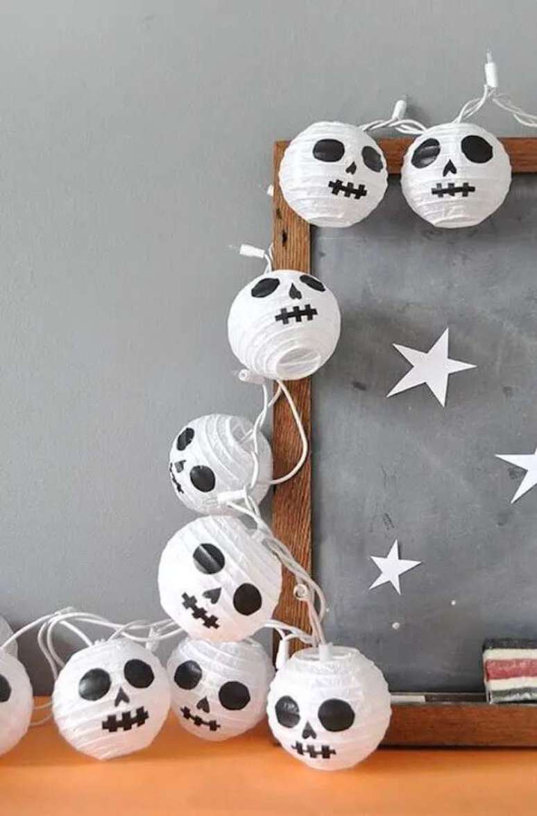 83. Lumin&aacute;rias com carinha de caveira para decora&ccedil;&atilde;o de festa de Halloween &ndash; Foto: Casa e Festa