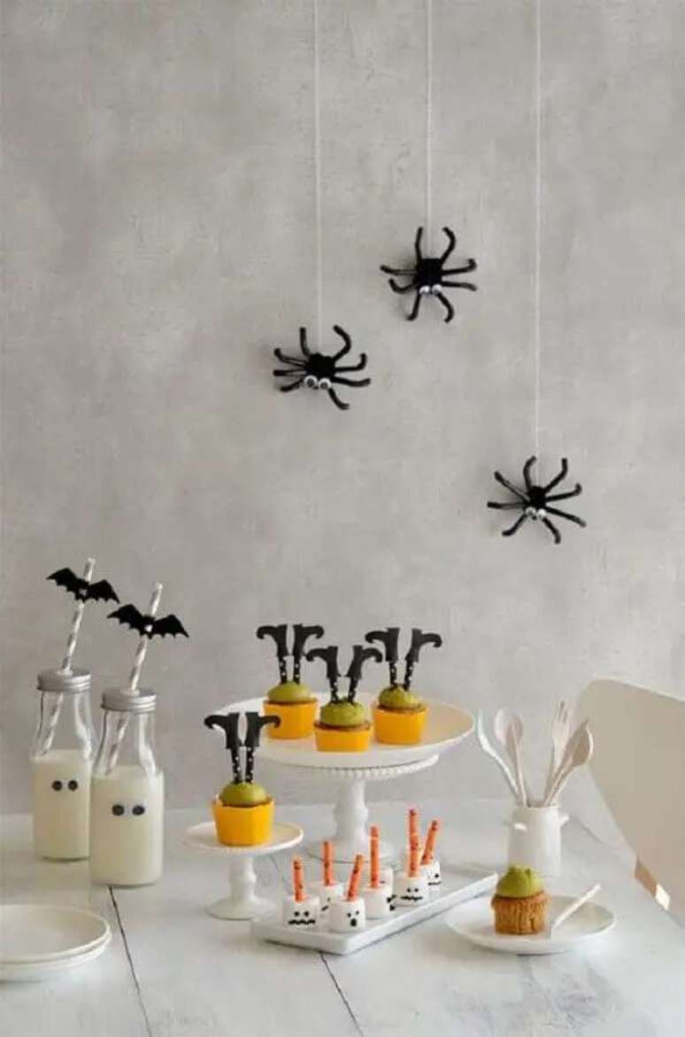 42. Parede de cimento queimado decorada com aranhas de brinquedo para festa de Halloween &ndash; Foto: Lushome