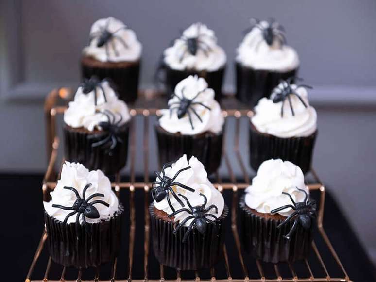 76. Cupcake decorado com aranhas de brinquedo para festa de Dia das Bruxas &ndash; Foto: Buffets Infantis